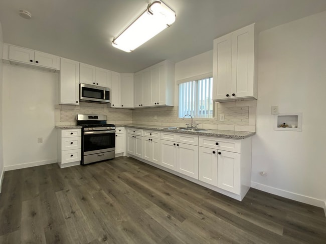 Building Photo - Stunning 2 Bedroom 1 Bath Home in a Privat...