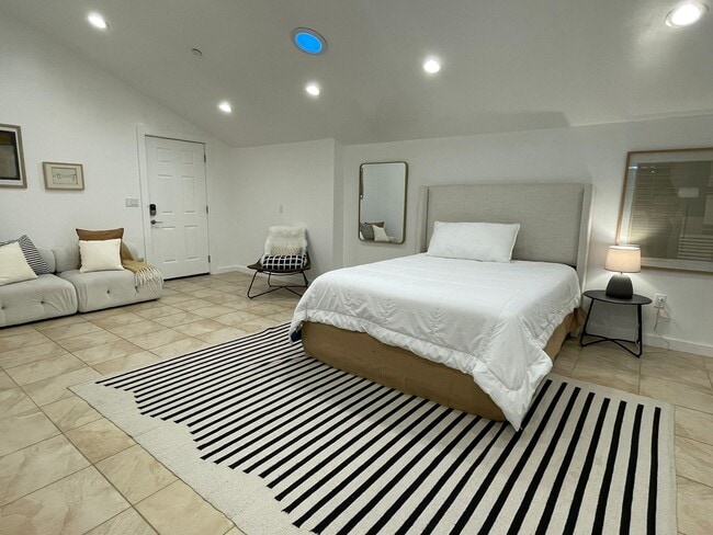 Building Photo - PRIVATE , FURNISHED Beverly Hills Studio Back House ! All utilities included