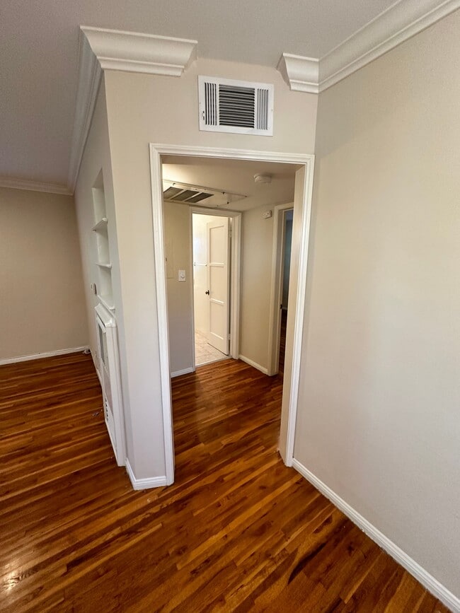 Photo - Dickens Court Apartments