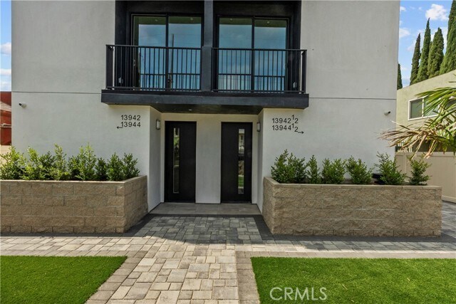 Photo - 13942 Vanowen St