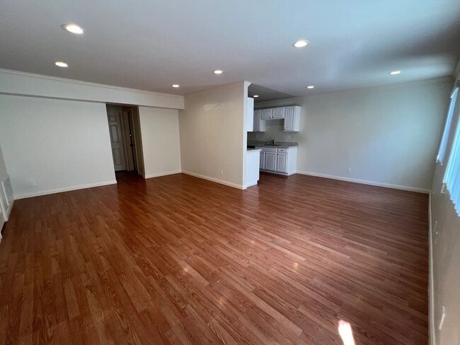 Building Photo - 625 E Cypress Ave Unit B