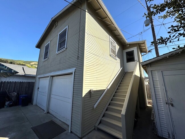 Building Photo - Charming 1 Bedroom Apartment in West Ventura – All Utilities Included!