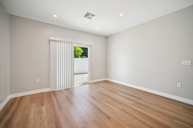 Photo - 8436 Oakdale Ave