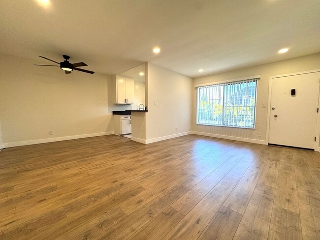 Building Photo - Spacious 1 Bedroom in West Hollywood! Unit 09
