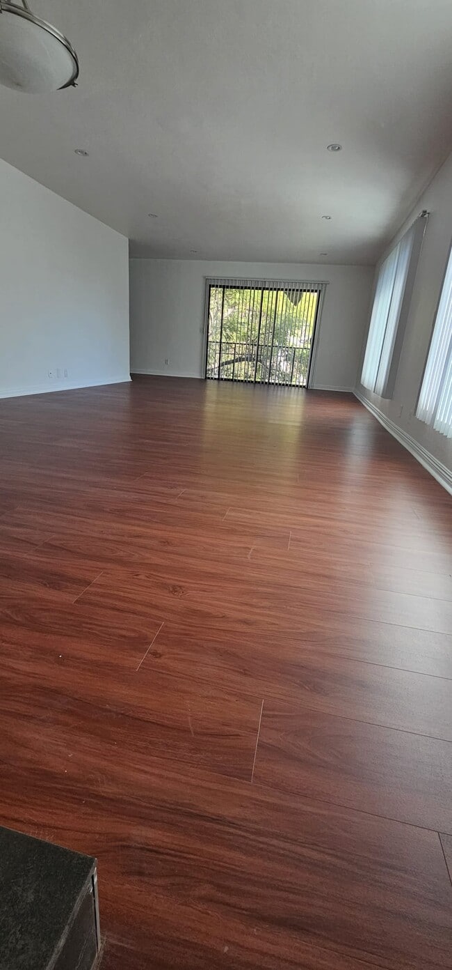 Building Photo - 1105 S Barrington Ave Unit 8
