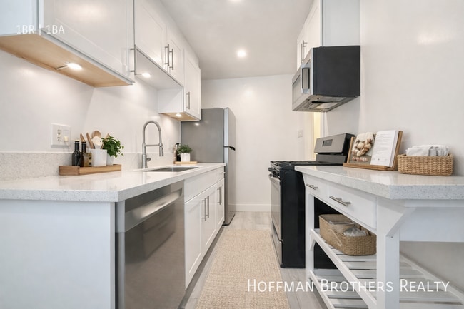 Building Photo - 1303 N June St Unit 1