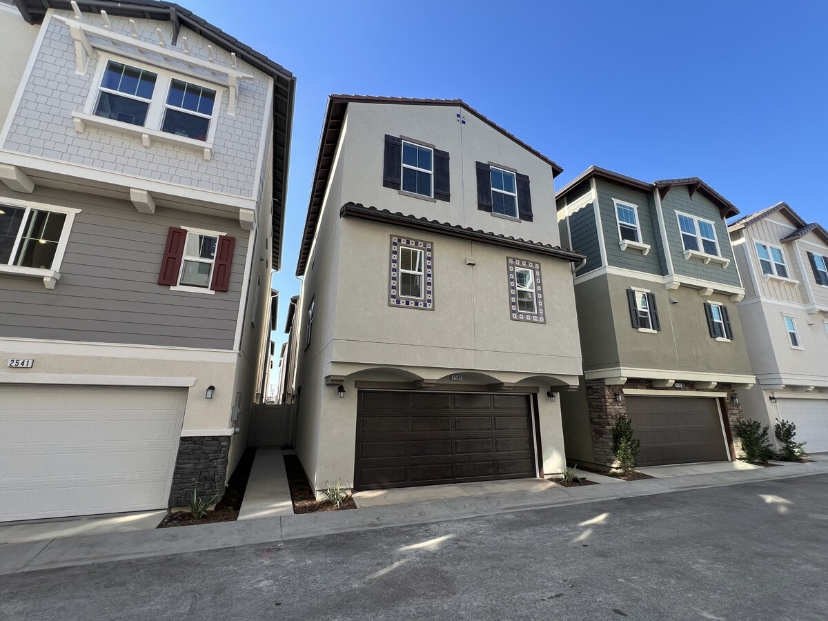 Photo - 2543 Dorris St