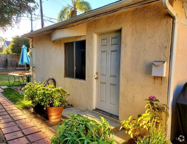 Building Photo - 2418 32nd St Unit Guest House