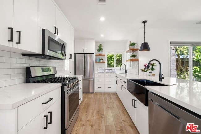 Photo - 16141 Dickens St