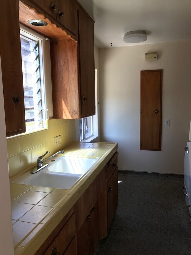 Building Photo - 1575 Unit 9