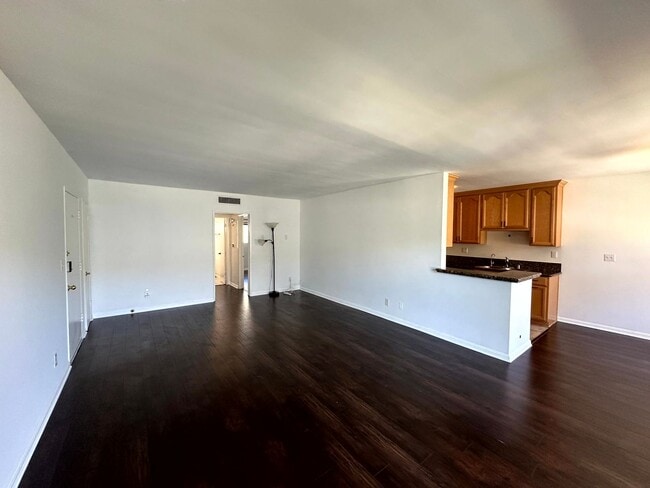 Building Photo - Spacious Upper level 1 bed -1 bath with parking and pool in Encino Unit #60
