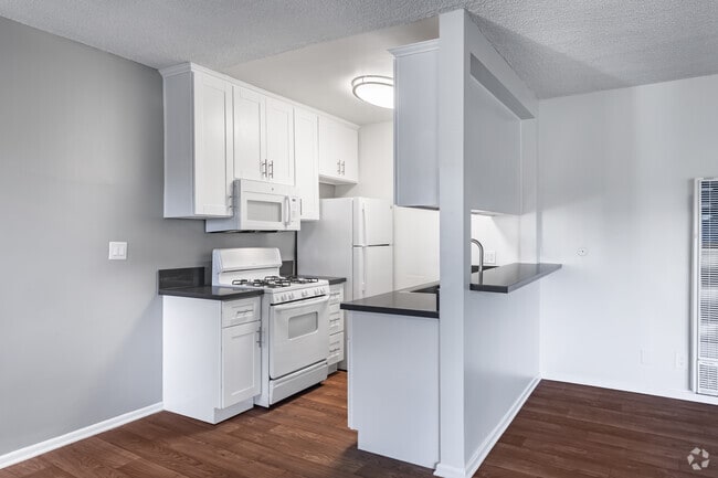 1BR, 1BA - 750 SF - #201 - Reseda On The Park