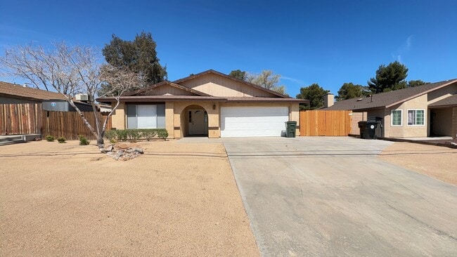 Building Photo - 3 BEDROOM VICTORVILLE HOME