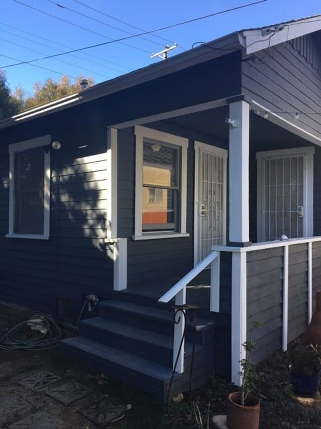 Building Photo - 2BD 2 BA Belmont Heights Back house with laundry!!