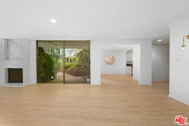 Photo - 406 N Oakhurst Dr Unit 105