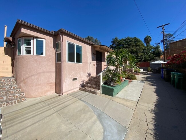 Building Photo - Cozy Two Bedroom Duplex w/ Hardwood Floors! Lovely Kitchen! Lots of Natural Light!