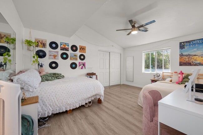 Building Photo - Private turfed yard!