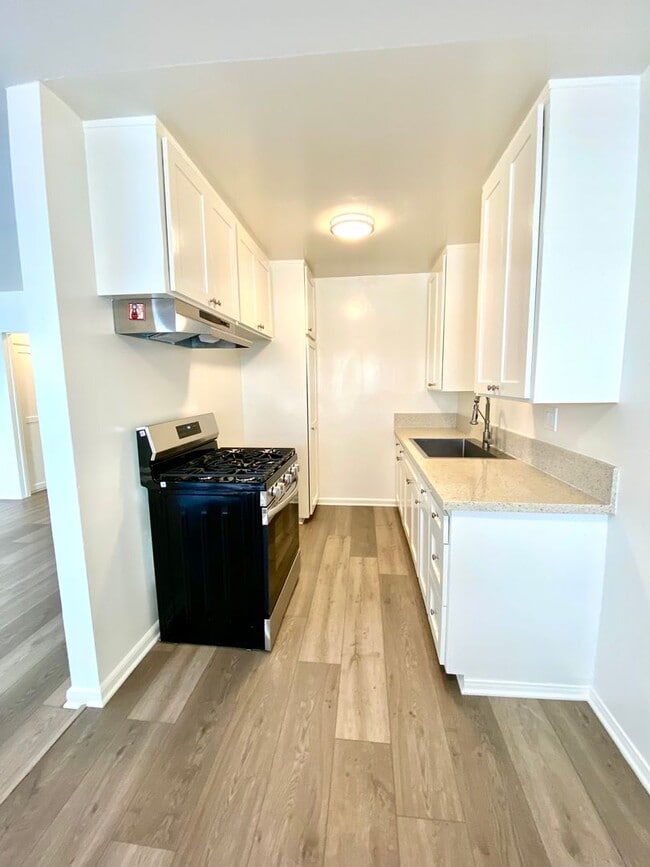 Building Photo - Beautifully Upgraded 1 Bedroom / 1 Bathroom Apartment Available Now! Unit 4