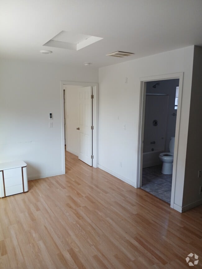 Building Photo - 1133-1132 E 101st St Rental