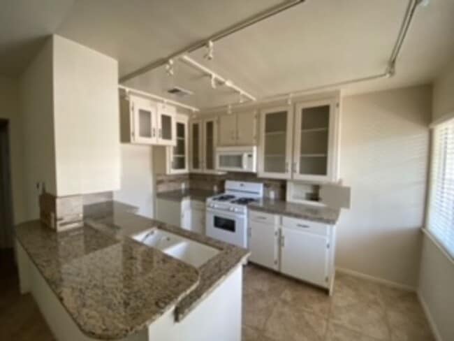 Building Photo - Remodeled one bedroom/1 bath upper Unit 818-4 Rental