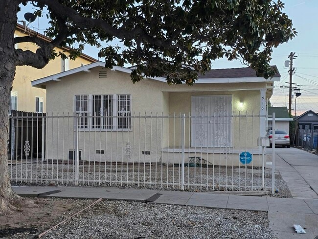 Building Photo - 916 W 59th Pl