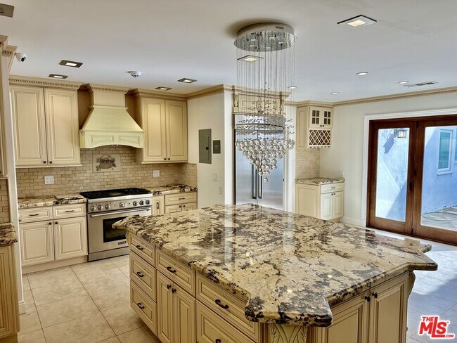 Photo - 128 S Swall Dr