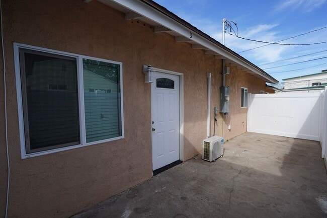 Building Photo - 3627 Harding St Unit 3