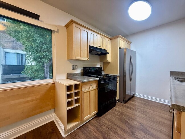 Building Photo - Location! Location! 1 Bedroom Condo in Mis... Unit 15