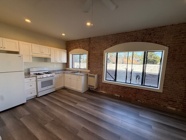 Building Photo - 772 S Boyle Ave Unit 104