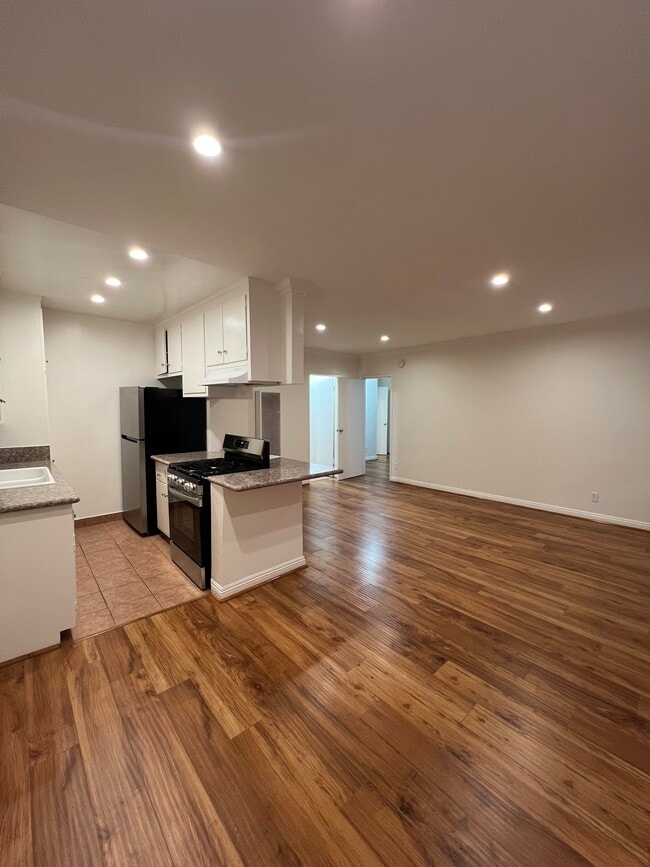 Building Photo - 1616 Armacost Ave Unit 8