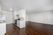 2BR, 2BA - 900SF - Kitchen - 740 S. St. Andrews Place