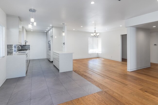 Photo - 15439 Vose St