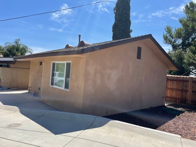 Photo - 703 W College St