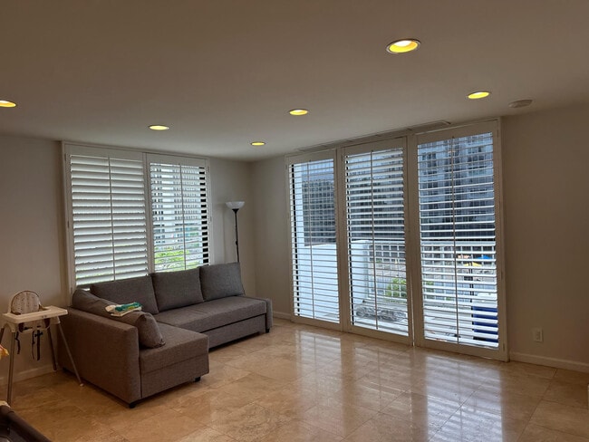 Building Photo - 2160 Century Park E Unit 301