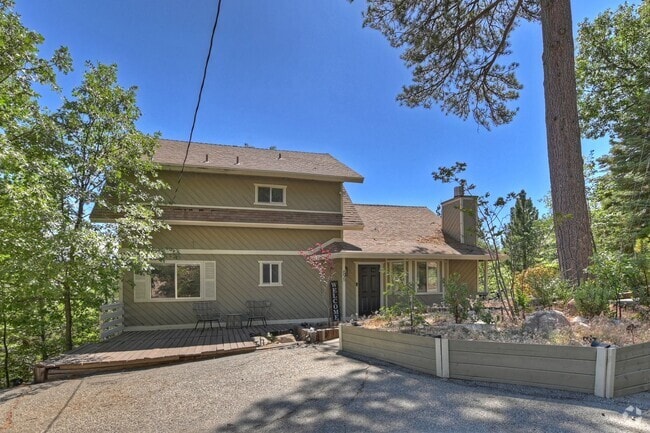 Building Photo - Stylish Chalet with Lake Rights Rental