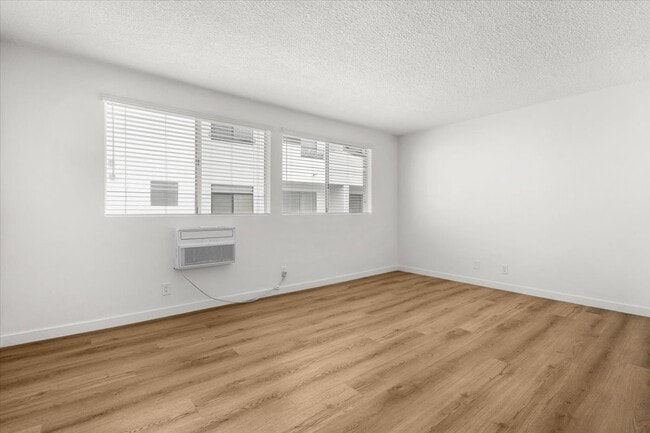 Photo - 4458 Woodman Ave