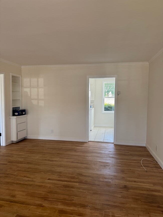 Building Photo - 1005 N Buena Vista St Unit 1007