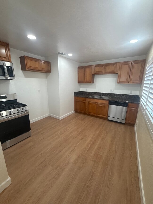 Photo - 1046 N Vista Ave