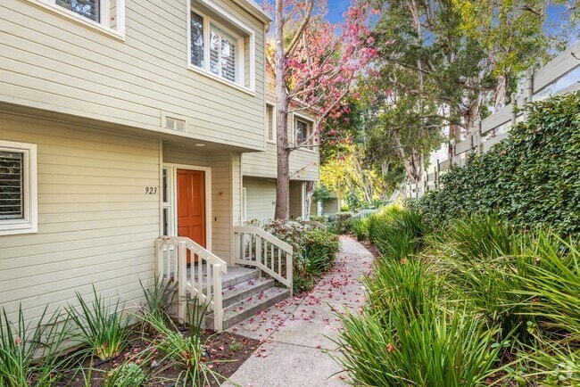 Building Photo - Spacious 3BD/2.5BA Mesa Townhome! (Walking...