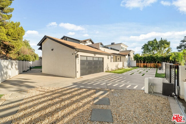 Photo - 4824 Saloma Ave