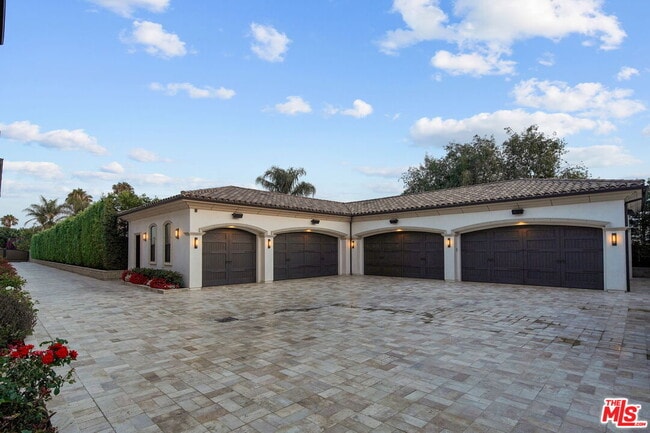 Photo - 20101 SW Cypress St