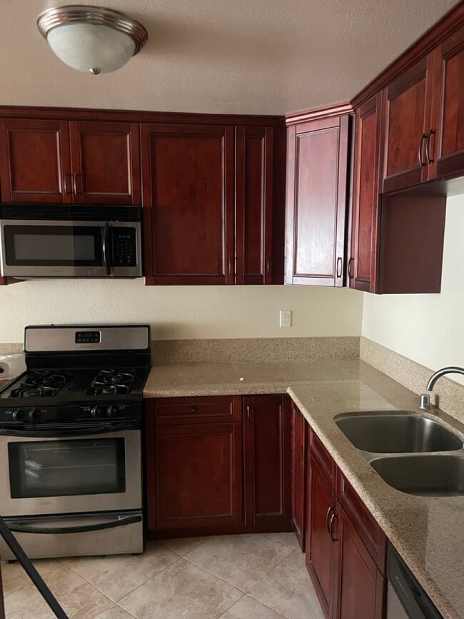 Building Photo - 11252 Peach Grove St Unit 204