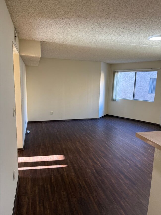 Building Photo - 1930 Vassar St Unit 101