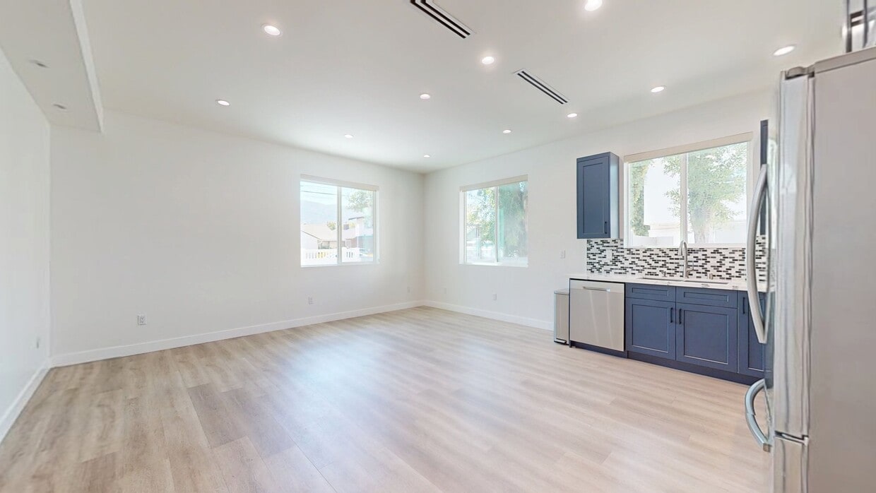 3D Tour - 119-119 S Myers St