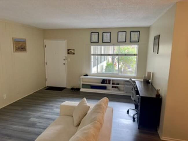 Building Photo - 8207 De Longpre Ave Unit 6