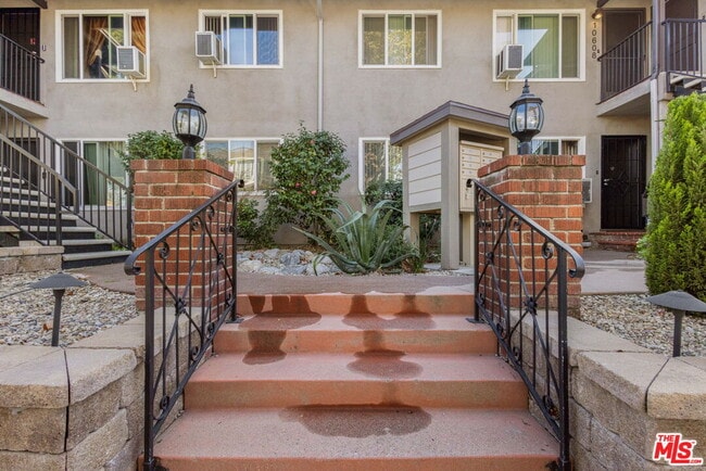 Photo - 10610 Landale St