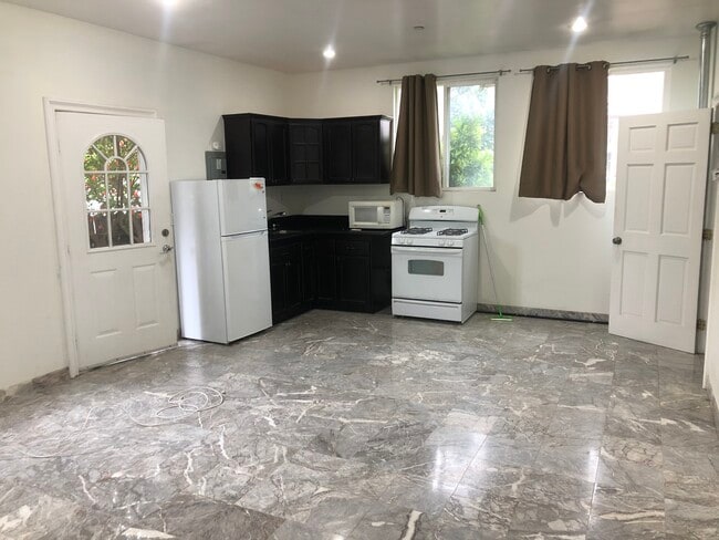 Building Photo - 1047 26th St Unit 1