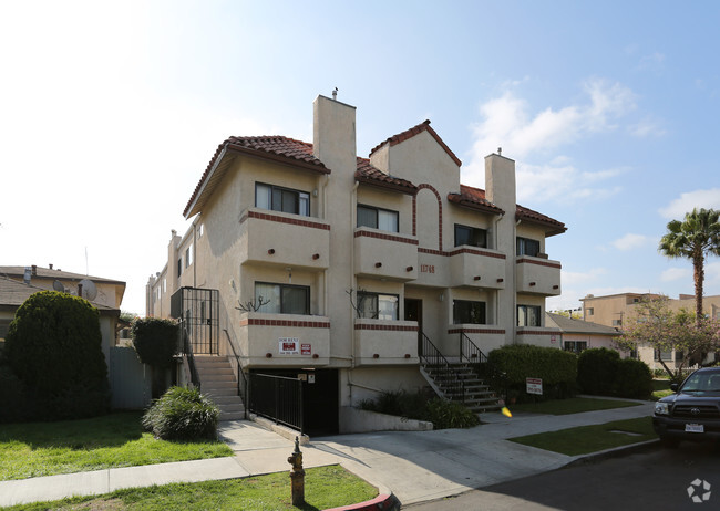 Primary Photo - 11748 Courtleigh Dr Apartments