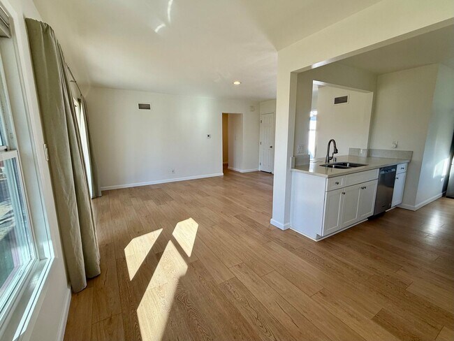 Photo - 6856 Newberry St