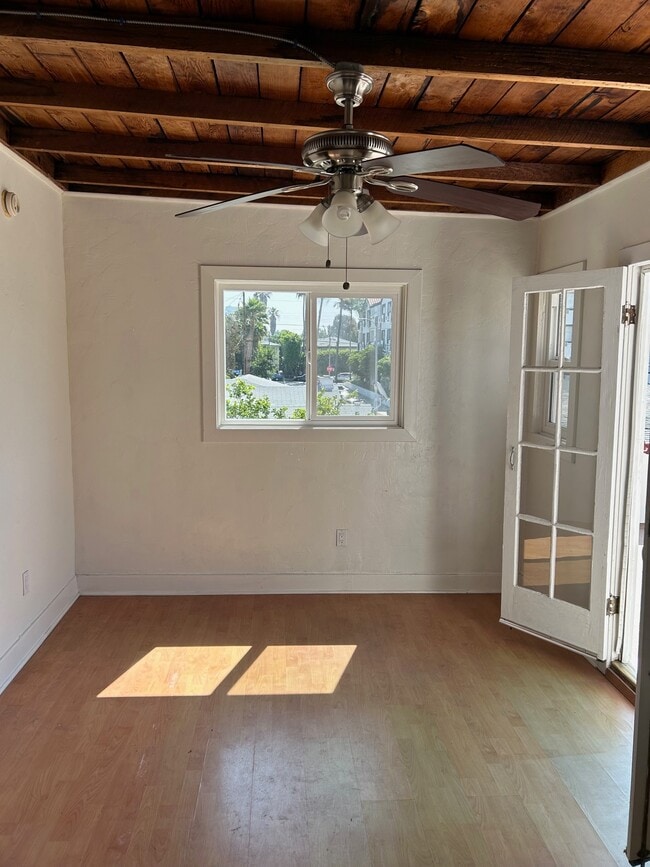 Photo - 1333 N Mansfield Ave Unit 1